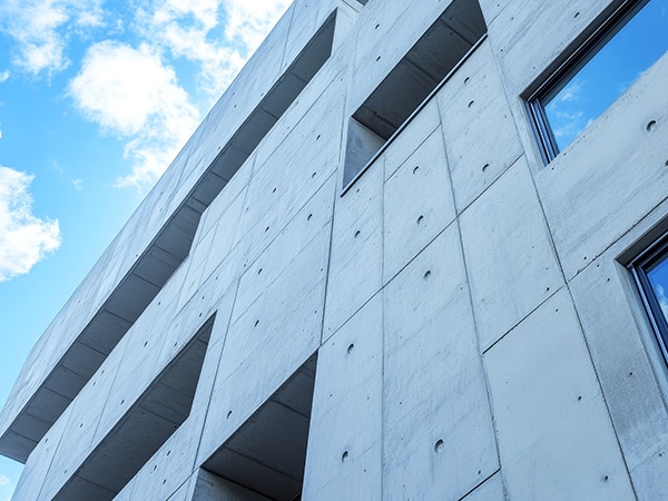 Facciata ventilata di un palazzo visto dal basso