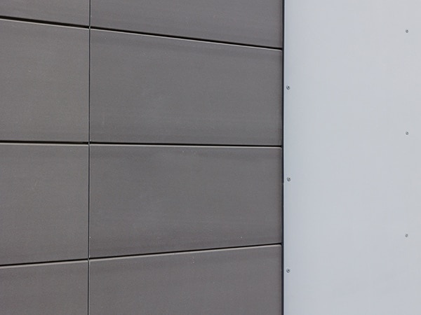 Piastrelle grigie ideali per pareti ventilate 